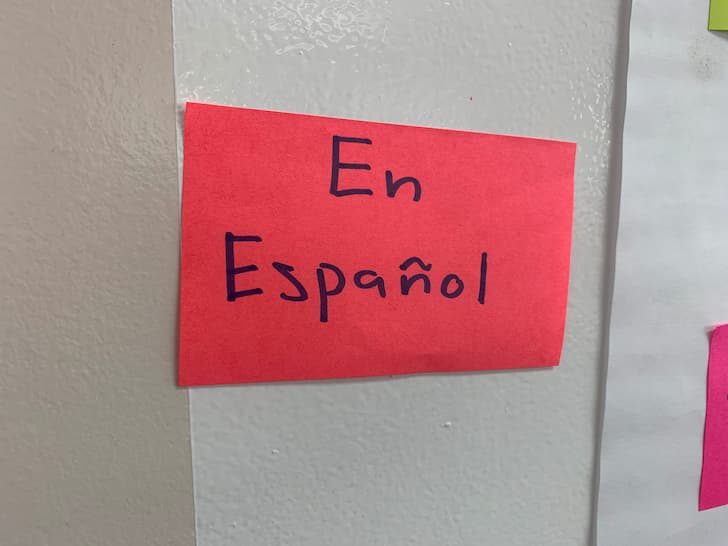 Photo of a sticky note that says "En espanol."